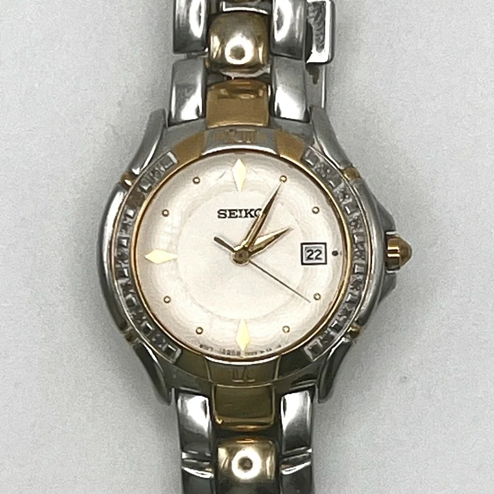 Seiko Vintage Saphire Crystal Round Silver Gold tones Ladies Watch Working
